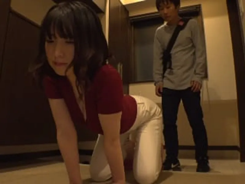 Anh xã lo làm việc, bà xã ở nhà vụng trộm với cậu thanh niên phòng bên