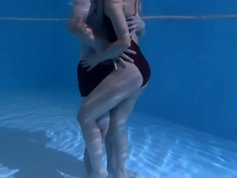 Anh xã lạnh nhạt, cô vợ cắm sừng với hlv dạy bơi