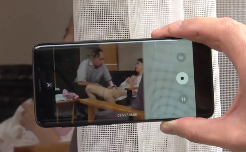 Người tình của con trai gian díu với bố Ông chồng bị gã sếp khu phố phát hiện