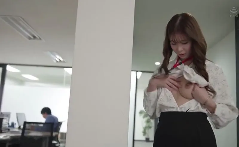 Bí ẩn của cô nhân viên trang nghiêm bề ngoài nhưng thực chất là “nữ thần dâm đãng”